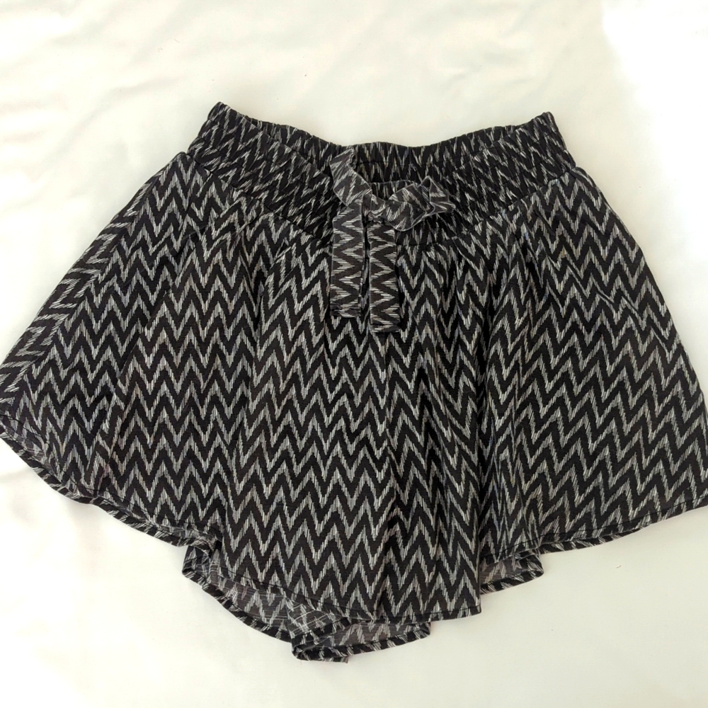 Mini monochrome skort